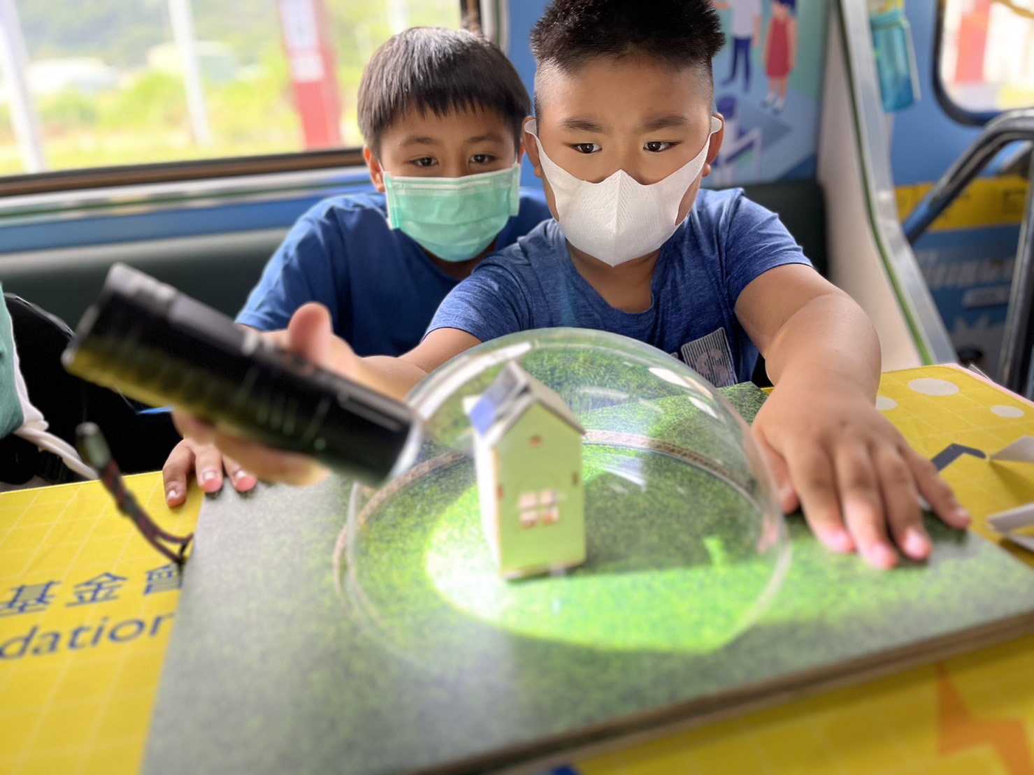 ca88亚州城參與基礎科學主題車廂，以STEAM教學精神，設計「逐日科學家」、「太陽能工程師」以及「淨零建築師」三大能源科普課程和實驗