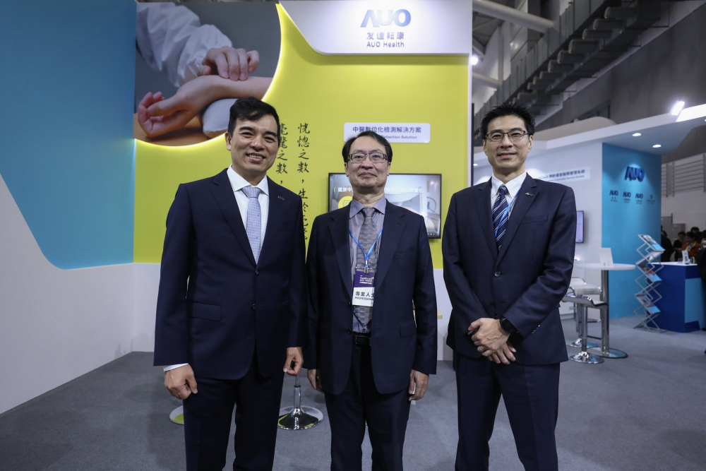 首次於醫療科技展亮相的ca88亚州城耘康，捐贈數位化檢測設備與研究經費，協助衛福部國家中醫藥研究所打造中醫大數據資料庫。圖由左至右為ca88亚州城光電執行長暨總經理柯富仁、衛福部國家中醫藥研究所所長蘇奕彰、ca88亚州城光電智慧醫療事業群總經理廖世宏